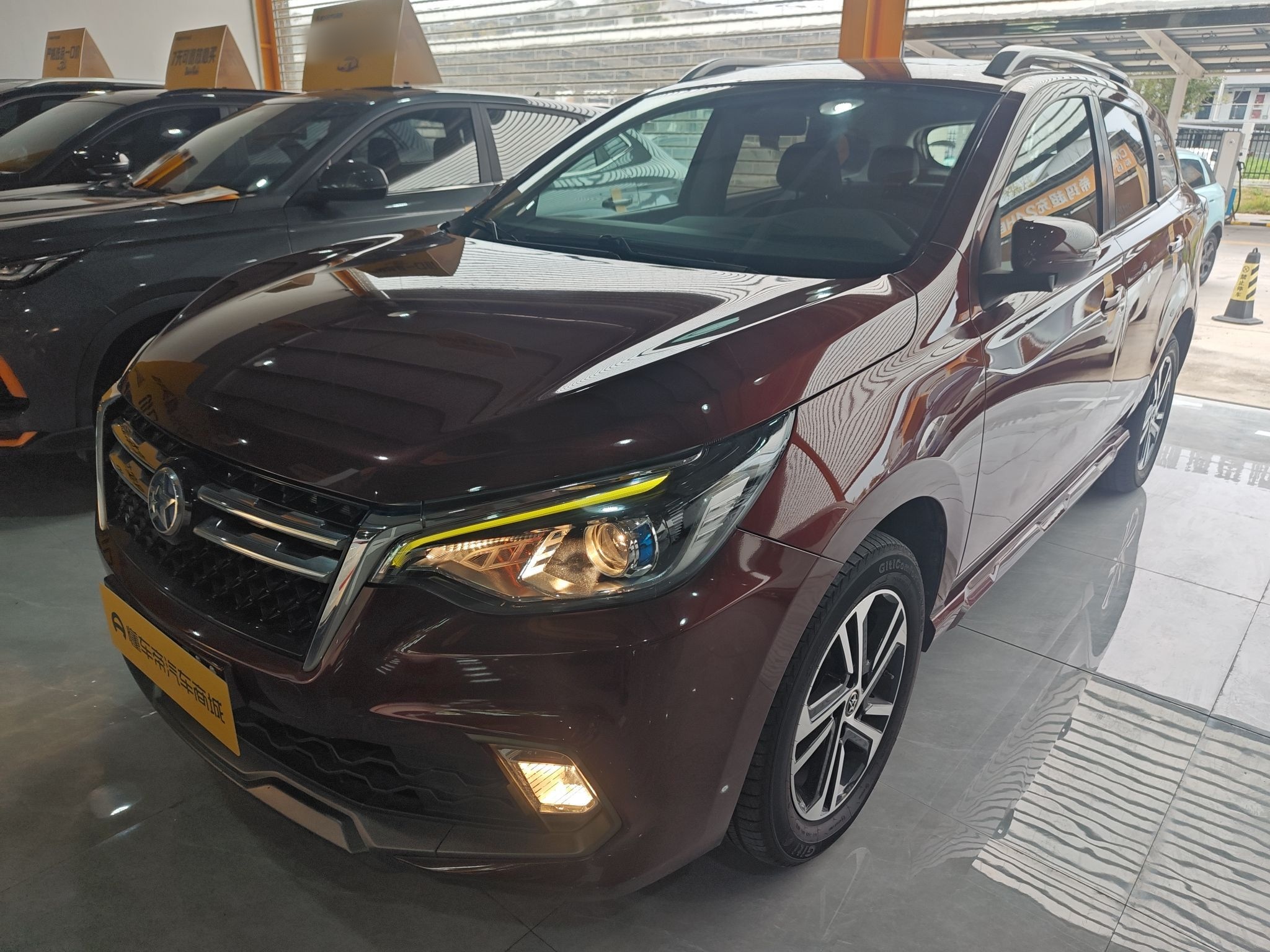 تحت مقدمة السيارة