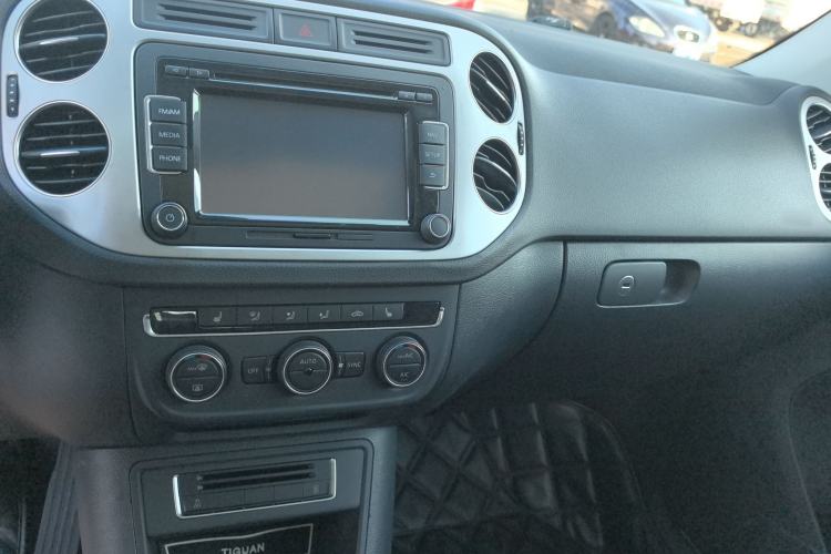 Used Volkswagen Tiguan 2015 1.8TSI Automatic Two-Wheel Drive Luxury Model Audio And AC Panel