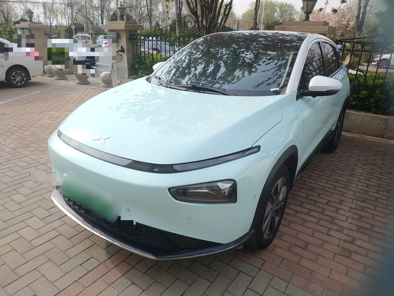 تحت مقدمة السيارة