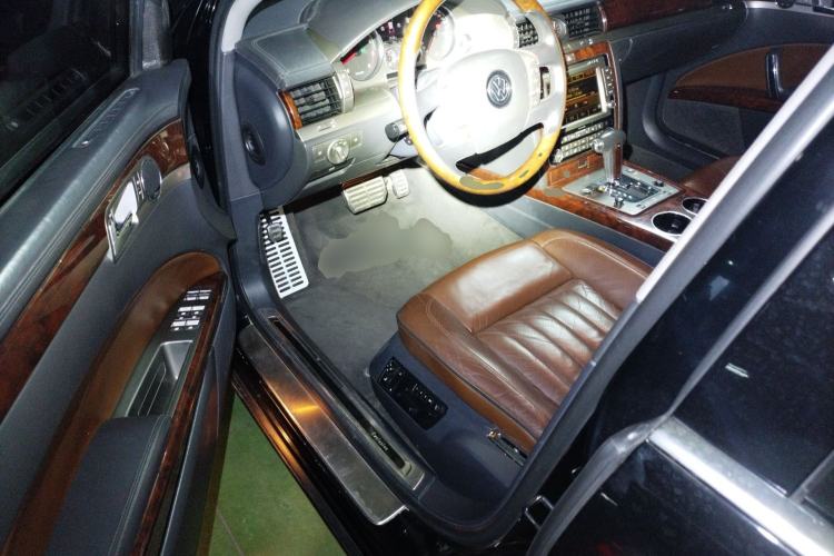 Used Volkswagen Phaeton 2011 4.2L V8 4-seat Extended-Range Individual Edition Driver Seat