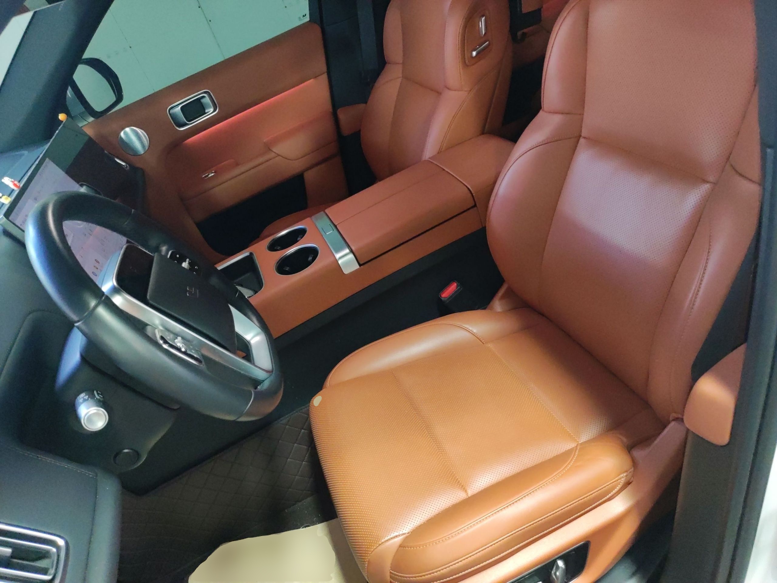 المقاعد الأمامية داخل السيارة