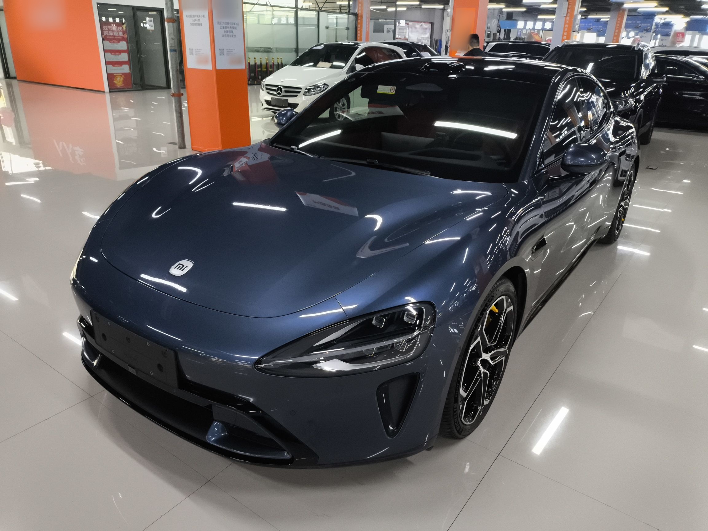 تحت مقدمة السيارة