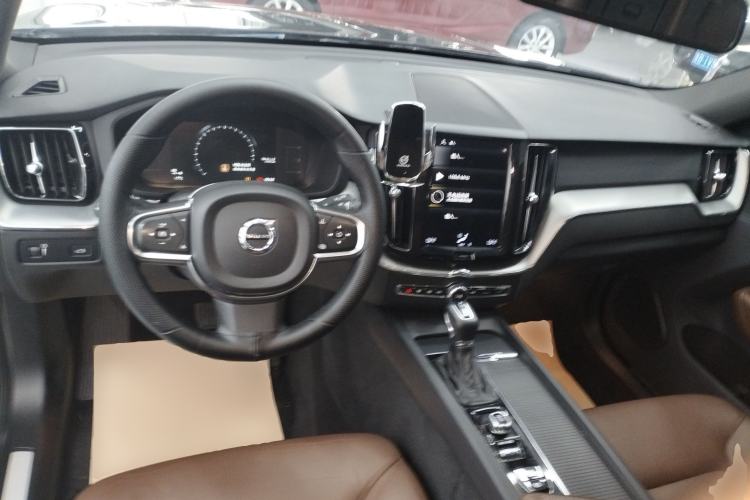 Used Volvo XC60 2021 T5 4x4 Smart Luxury Edition Center Console
