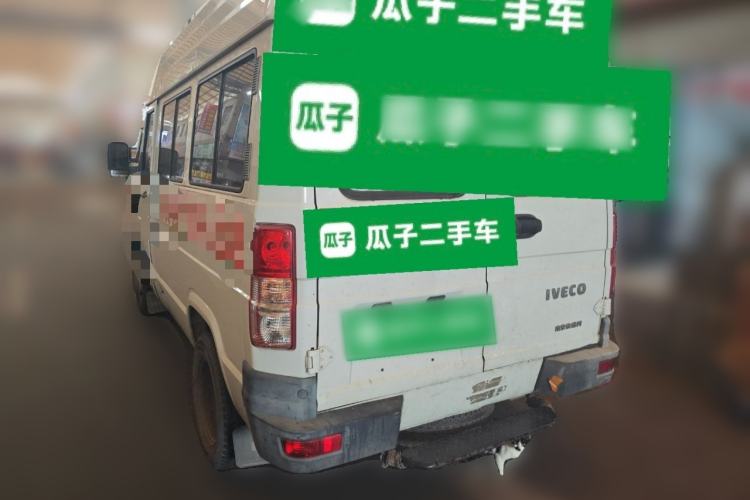 Used Iveco Daily 2020 2.5T A35 Passenger Van with Dual Tires Mid-Roof Design 5-9 Seater Side-Sliding Door China V Emission Standard
