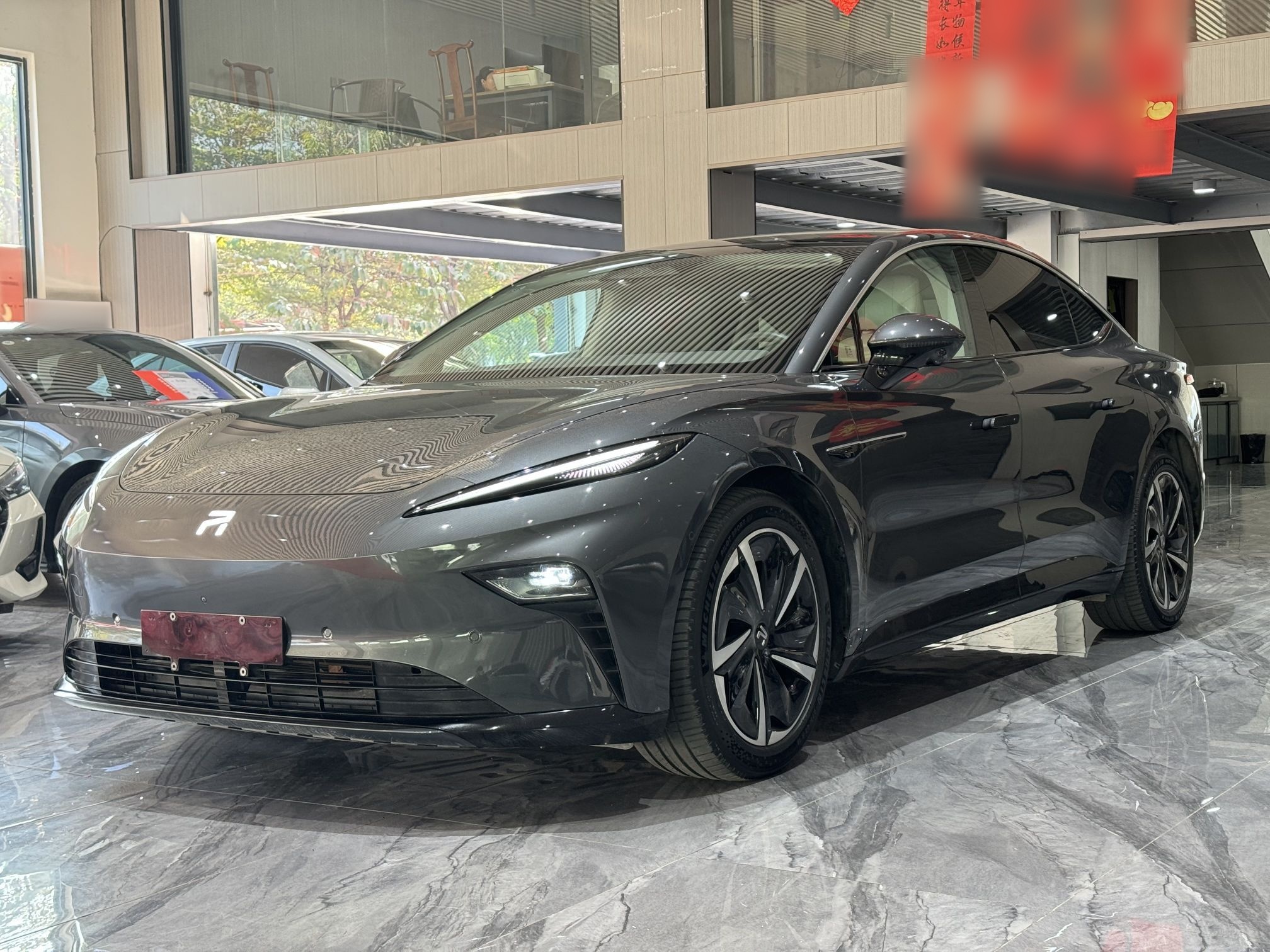 Под передней частью автомобиля