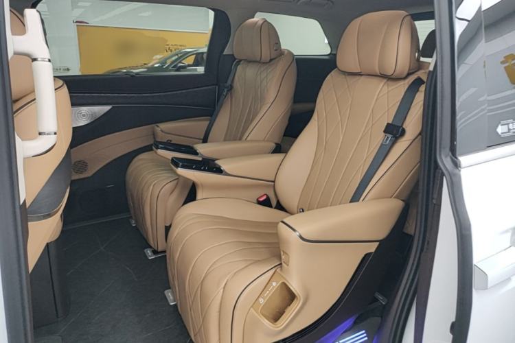 Used Denza D9 2024 DM-i 1050 Luxury Model
