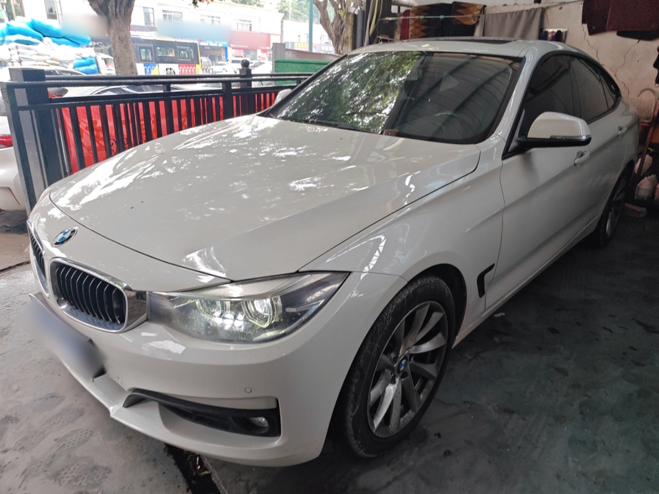 تحت مقدمة السيارة