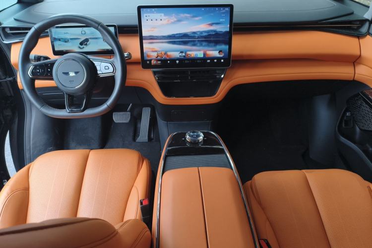 Used Geely Galaxy LEVC L380 2024 140-Degree 6-Seater All-Wheel-Drive Ultra Center Console