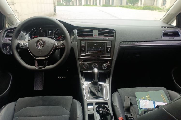 Used Volkswagen Golf 2018 230TSI Automatic Luxury Version
