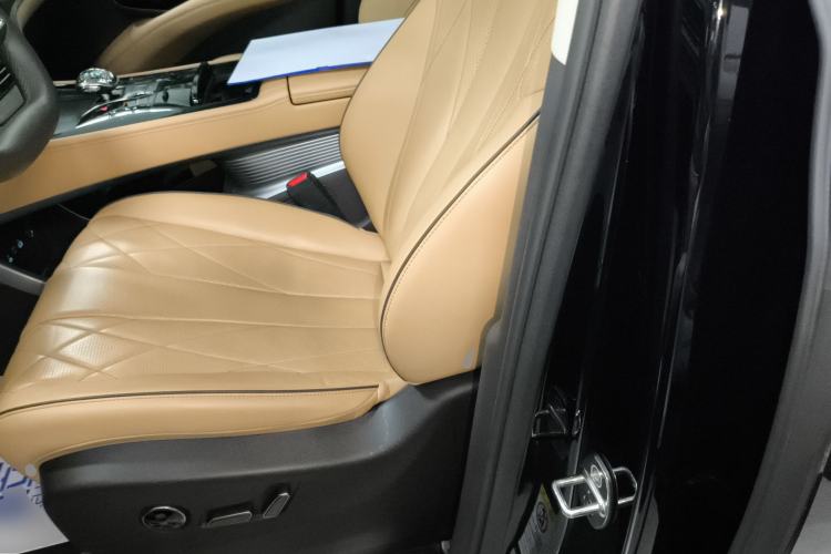 Used Denza D9 2024 DM-i 980 Four-Wheel Drive Prestige Model
