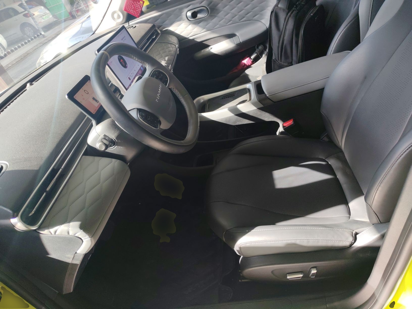 المقاعد الأمامية داخل السيارة