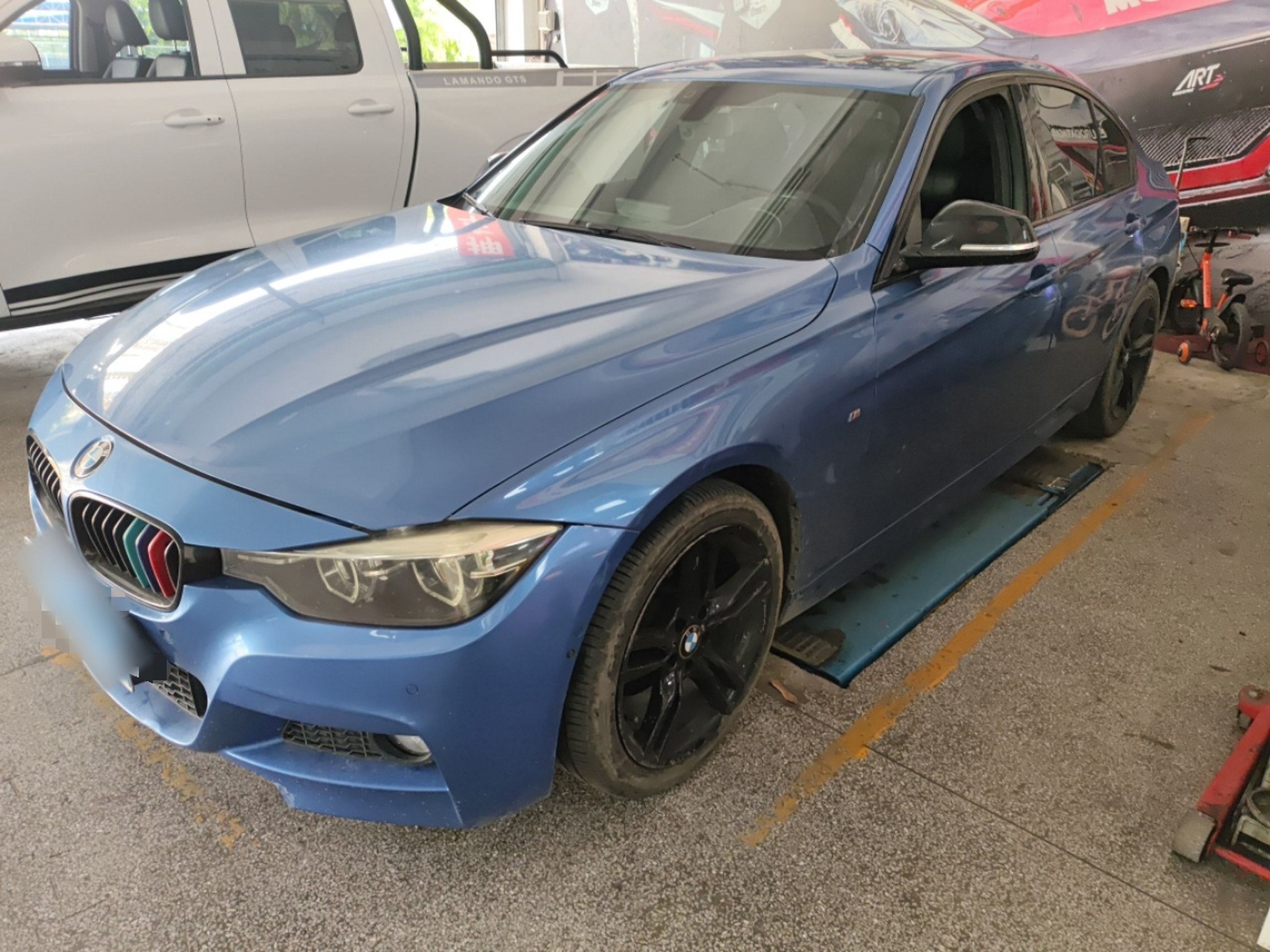 Под передней частью автомобиля