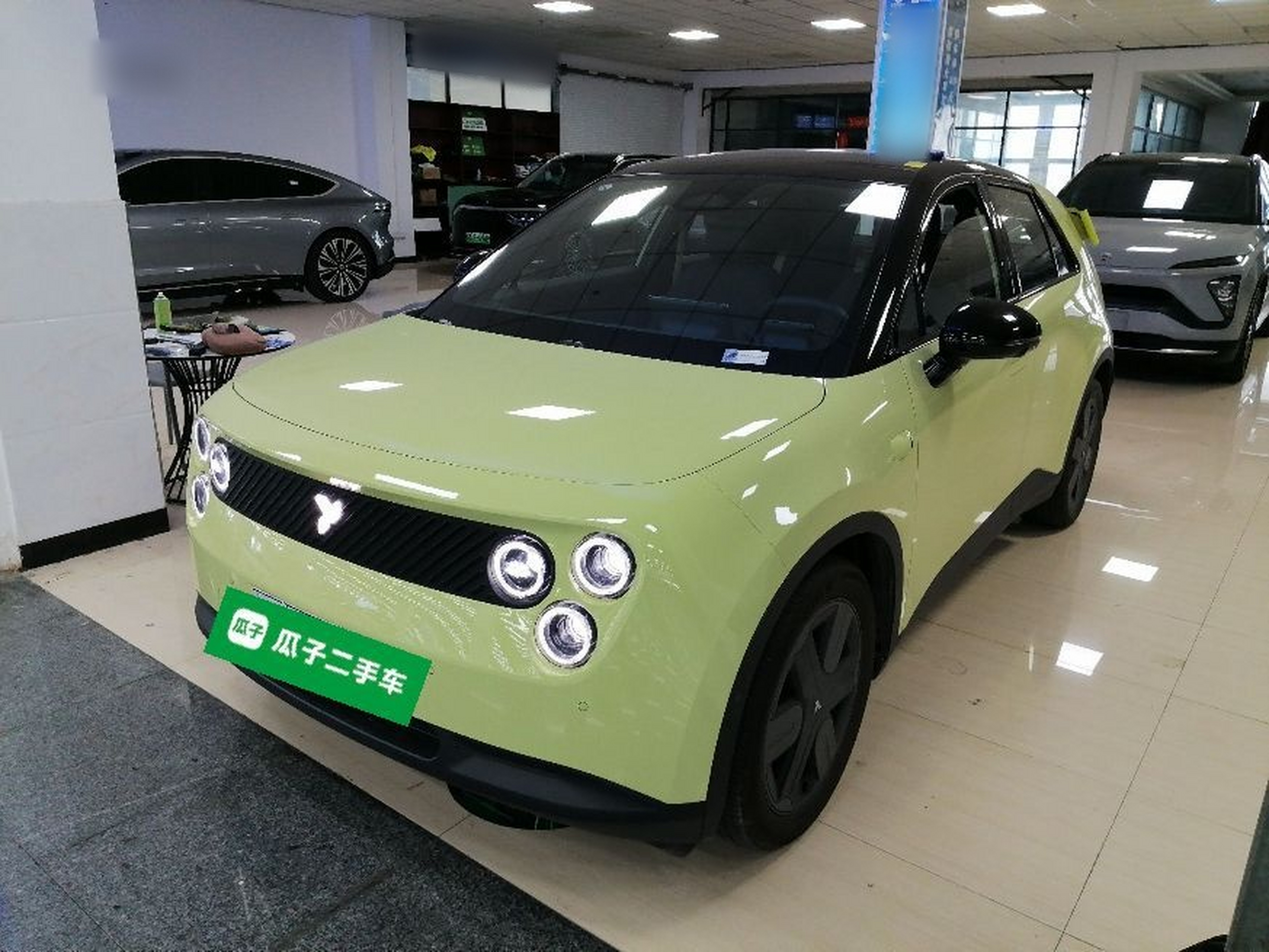 تحت مقدمة السيارة