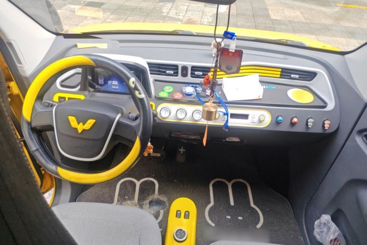 Used Wuling Hongguang MINIEV 2021 Macaron Fashion Model Lithium Iron Phosphate Center Console