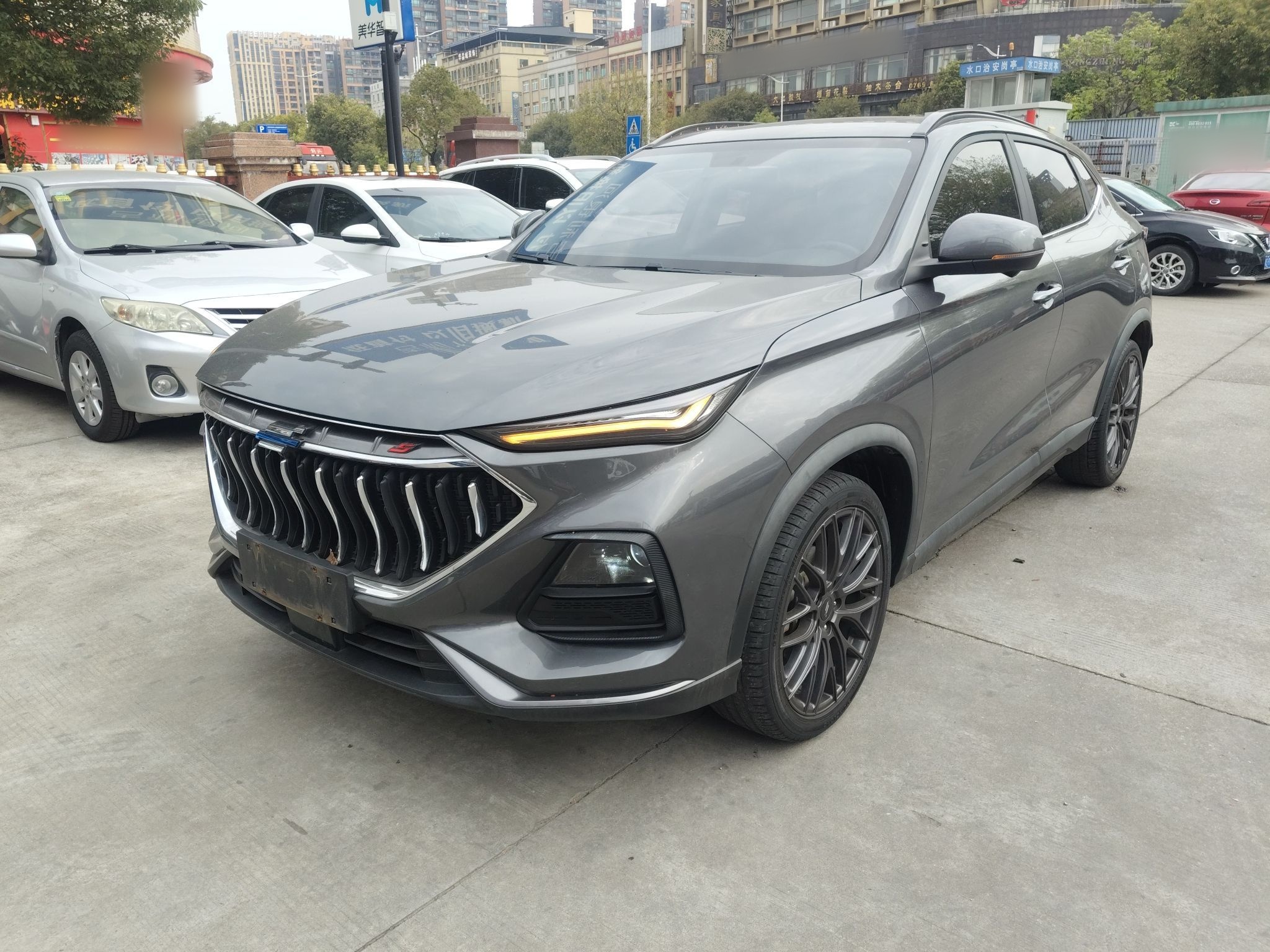 تحت مقدمة السيارة