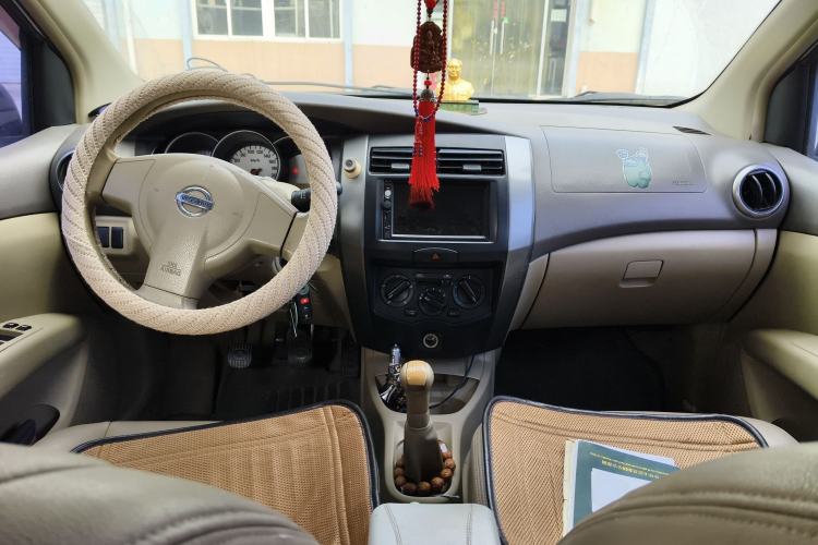 Used Nissan Livina 2010 Jingyue Edition 1.6L Manual All-Around Model Center Console