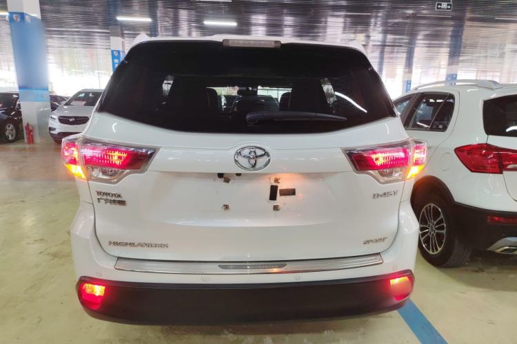 Used Toyota Highlander 2017 2.0T Two-Wheel Drive Luxury Edition 7 Seats Rear