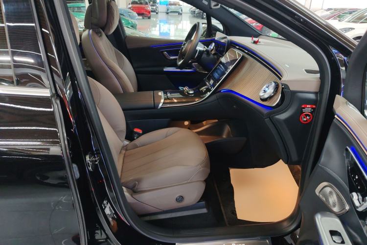 Used Mercedes-Benz EQE SUV 2024 500 4MATIC Pioneer Edition Right Front Seat
