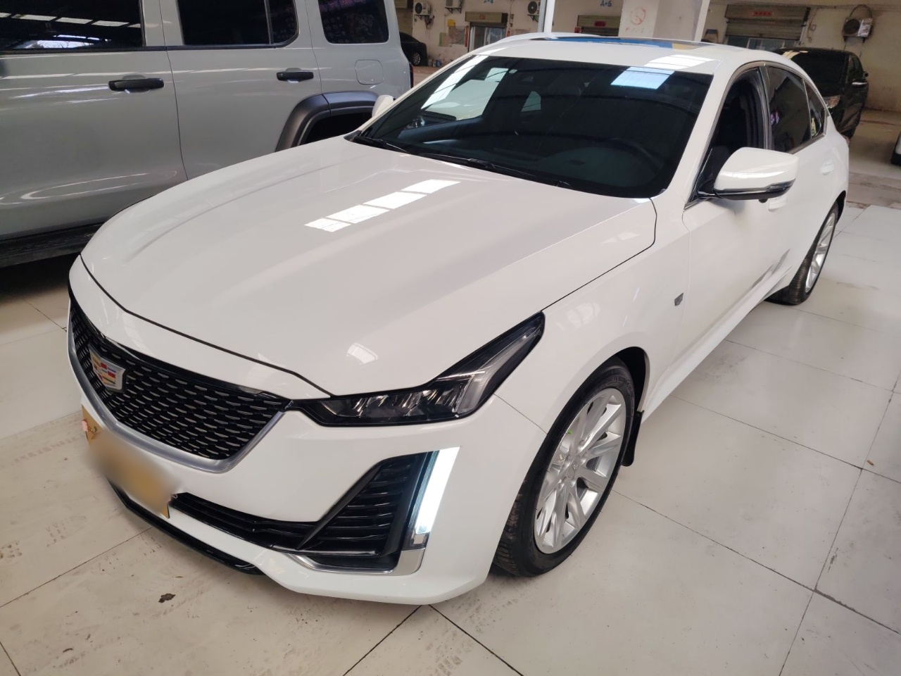 Под передней частью автомобиля