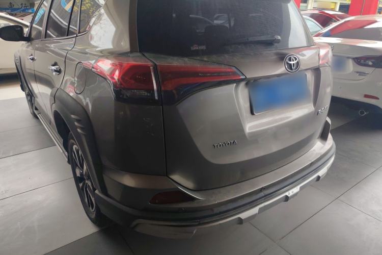 Used Toyota RAV4 2019 2.0L CVT Two-Wheel Drive Fashion X Limited Edition China VI Standard
