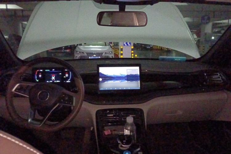 Used BYD Qin PLUS 2024 HONOR Edition DM-i 55KM Leading Model Center Console