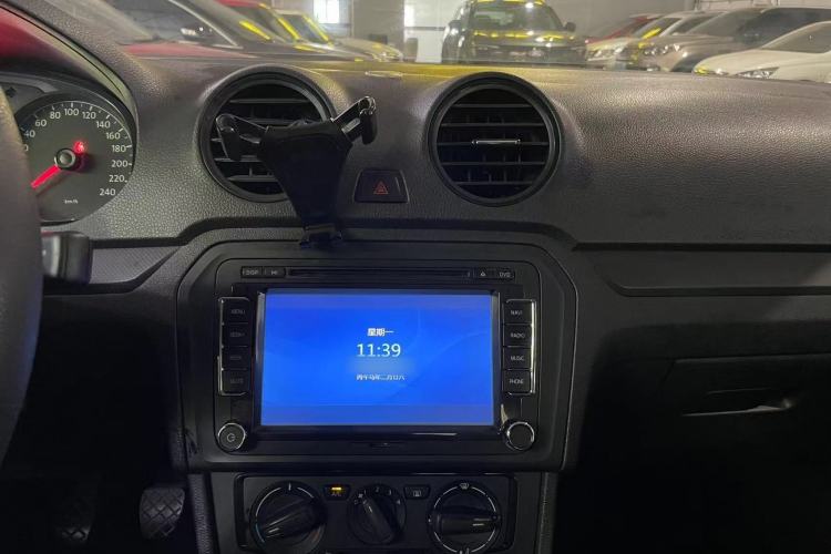 Used Volkswagen Jetta 2015 1.6L Manual Fashion Edition Interior 6