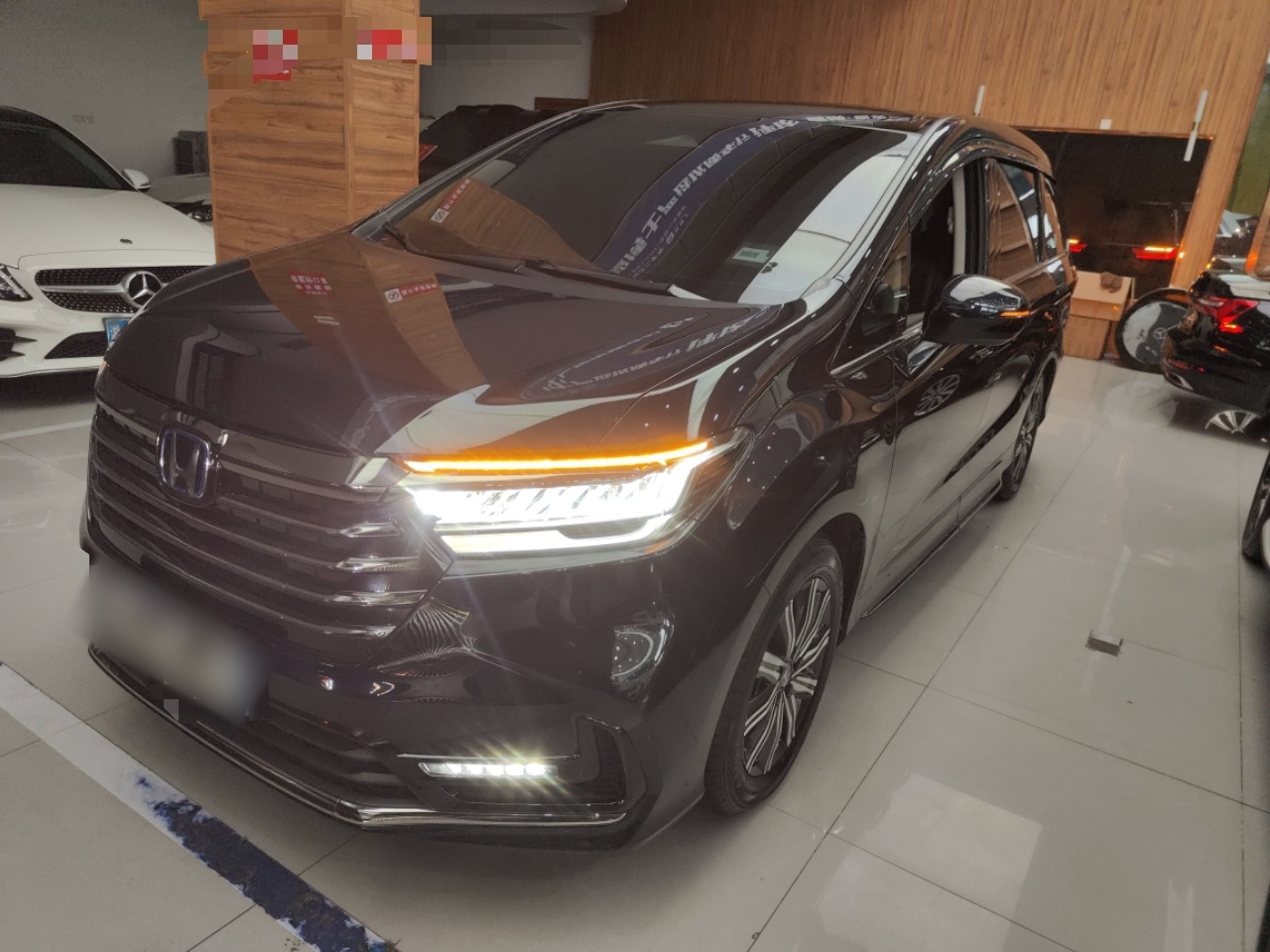 تحت مقدمة السيارة