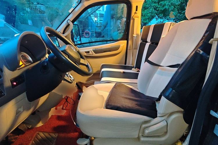 Used Dongfeng Yufeng 2018 2.5T Logistics Vehicle A100 Short Wheelbase Mid-Roof 5-9 Seater China V Standard ZD25