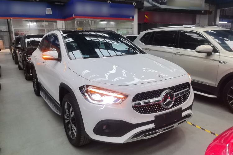 Used Mercedes-Benz GLA 2022 Facelifted GLA 200 Front Right 45 Deg