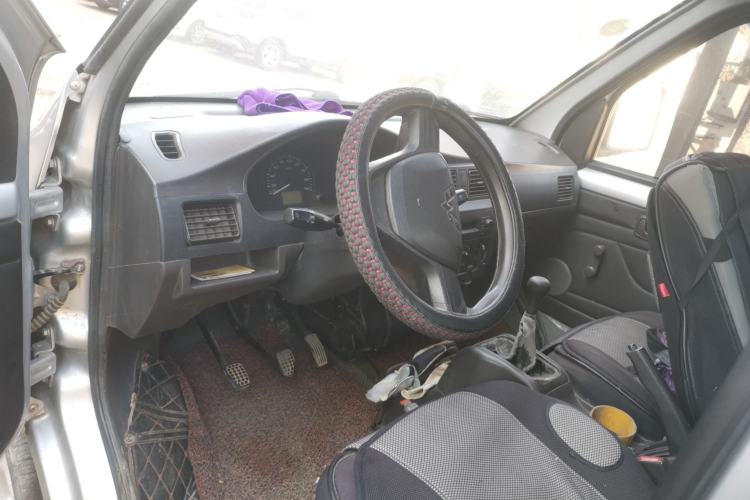 Used Wuling Zhiguang Small Truck 2016 1.2L Single-Row LSI Center Console