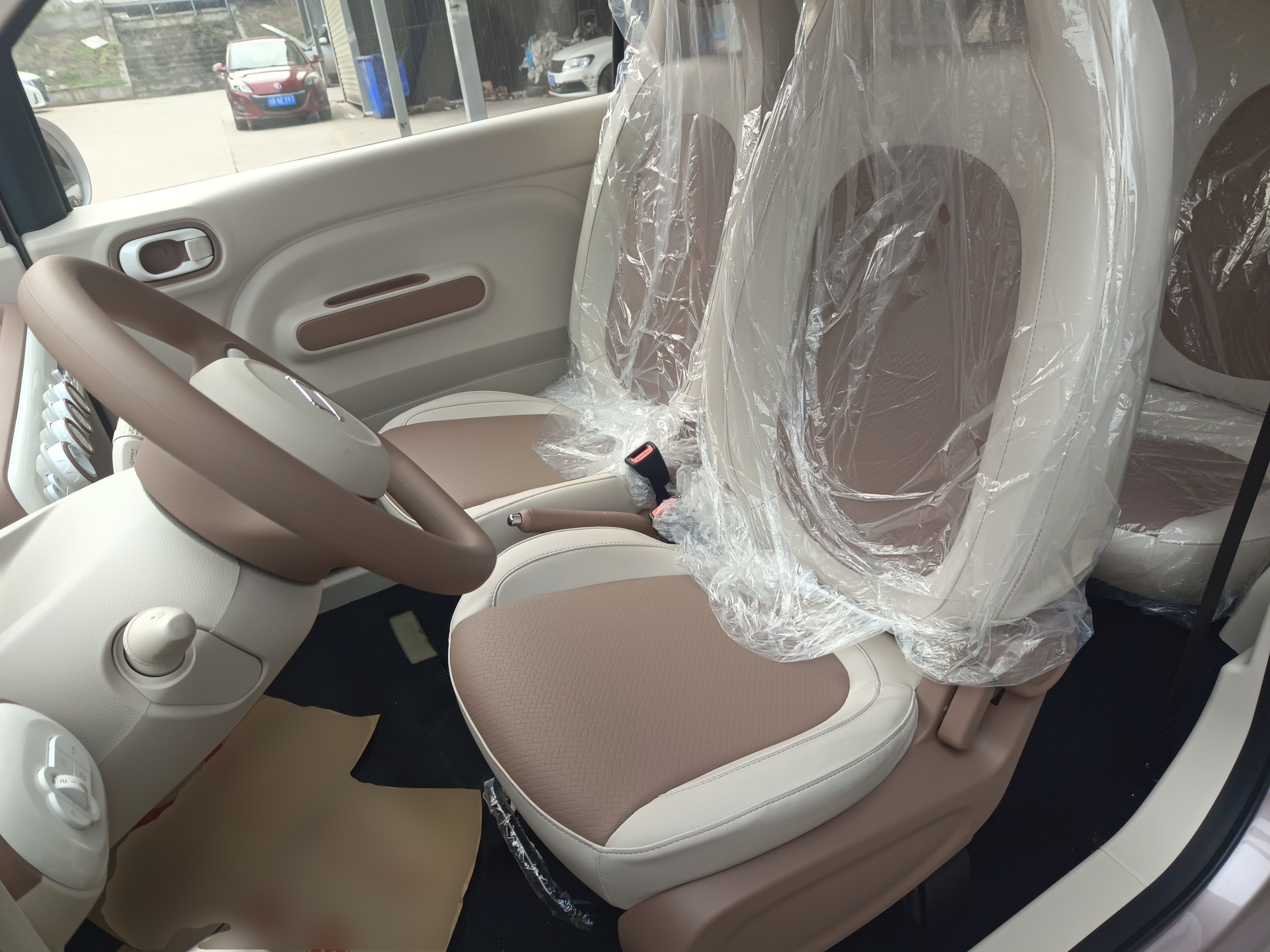 المقاعد الأمامية داخل السيارة