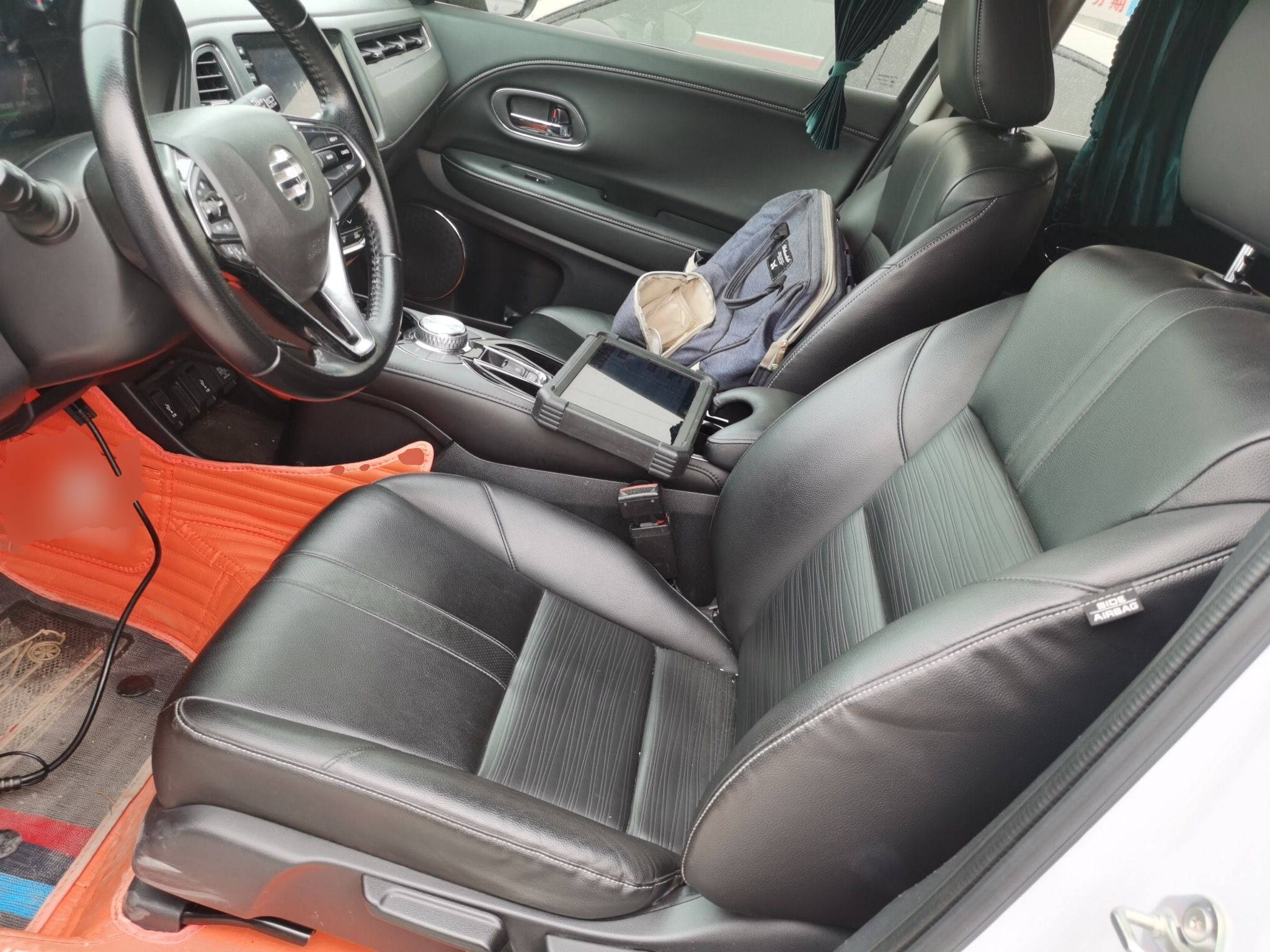 المقاعد الأمامية داخل السيارة