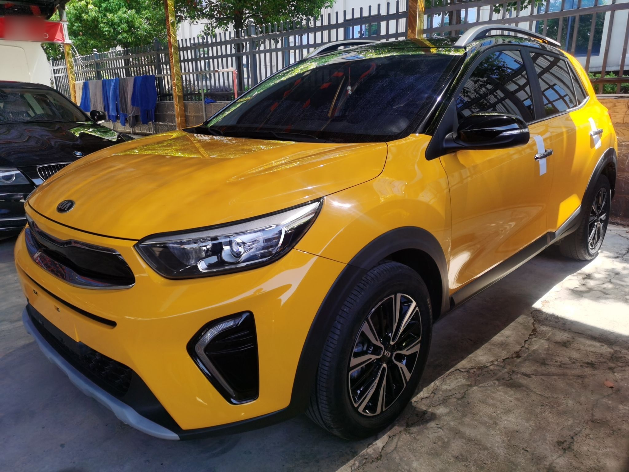 تحت مقدمة السيارة