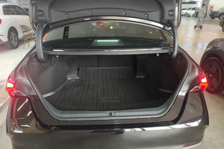 Used Toyota Avalon 2019 Dual-Engine 2.5L Luxury Edition China VI Standard