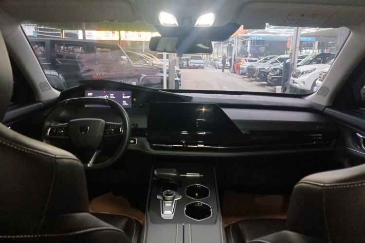 Used CHANGAN UNI-K 2024 2.0T Two-Wheel Drive YueShang Trim Center Console