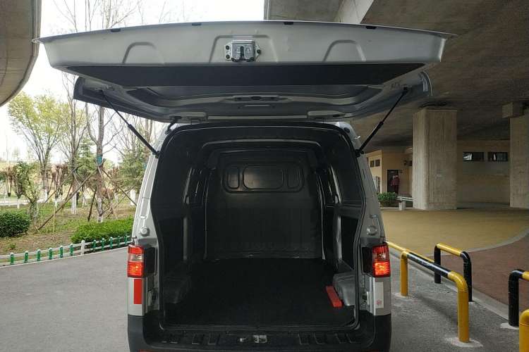 Used Jinbei Hiace X30 2023 1.5L Super-Enjoyment Van 2/5 Seats Non-Air-Conditioned Version SWC15M