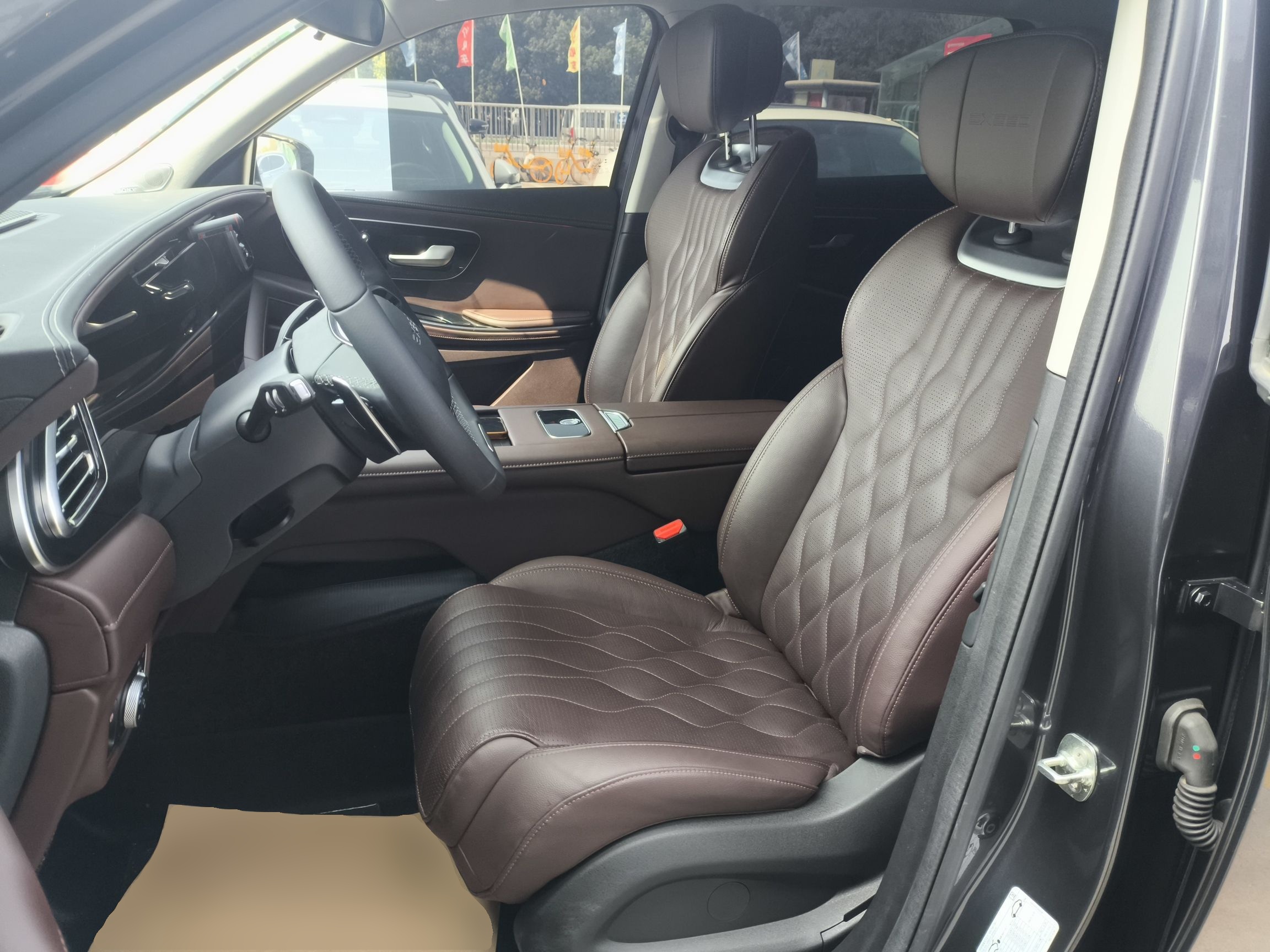 المقاعد الأمامية داخل السيارة