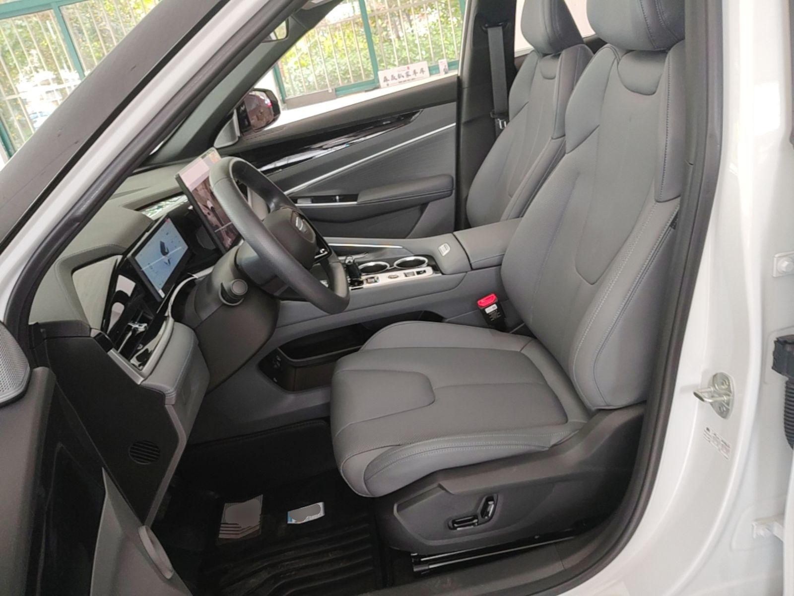 Geely Auto Emgrand X7 Sport 2026 Model 1.5TD 10th Anniversary Champion Edition — снимка 17