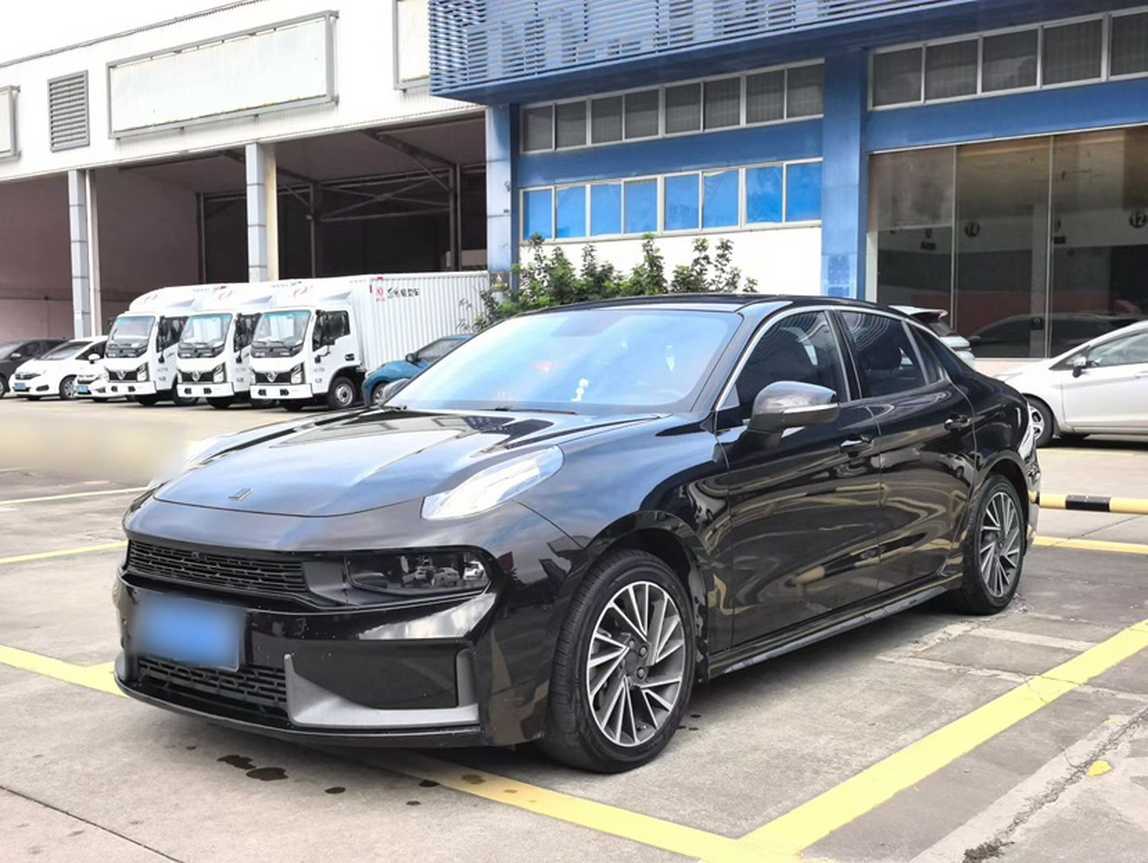 Под передней частью автомобиля