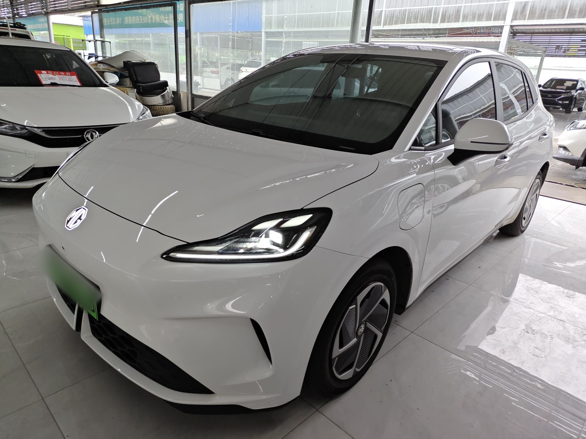 تحت مقدمة السيارة