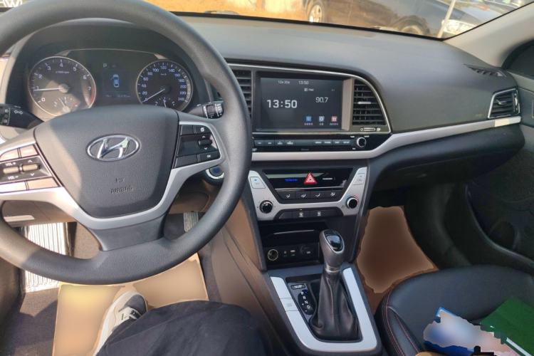 Used Hyundai Elantra (6th Generation / Lingdong) 2016 1.6L Automatic ZhiXuan · Youth Edition Center Console