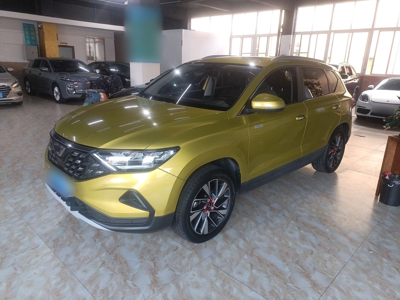 تحت مقدمة السيارة