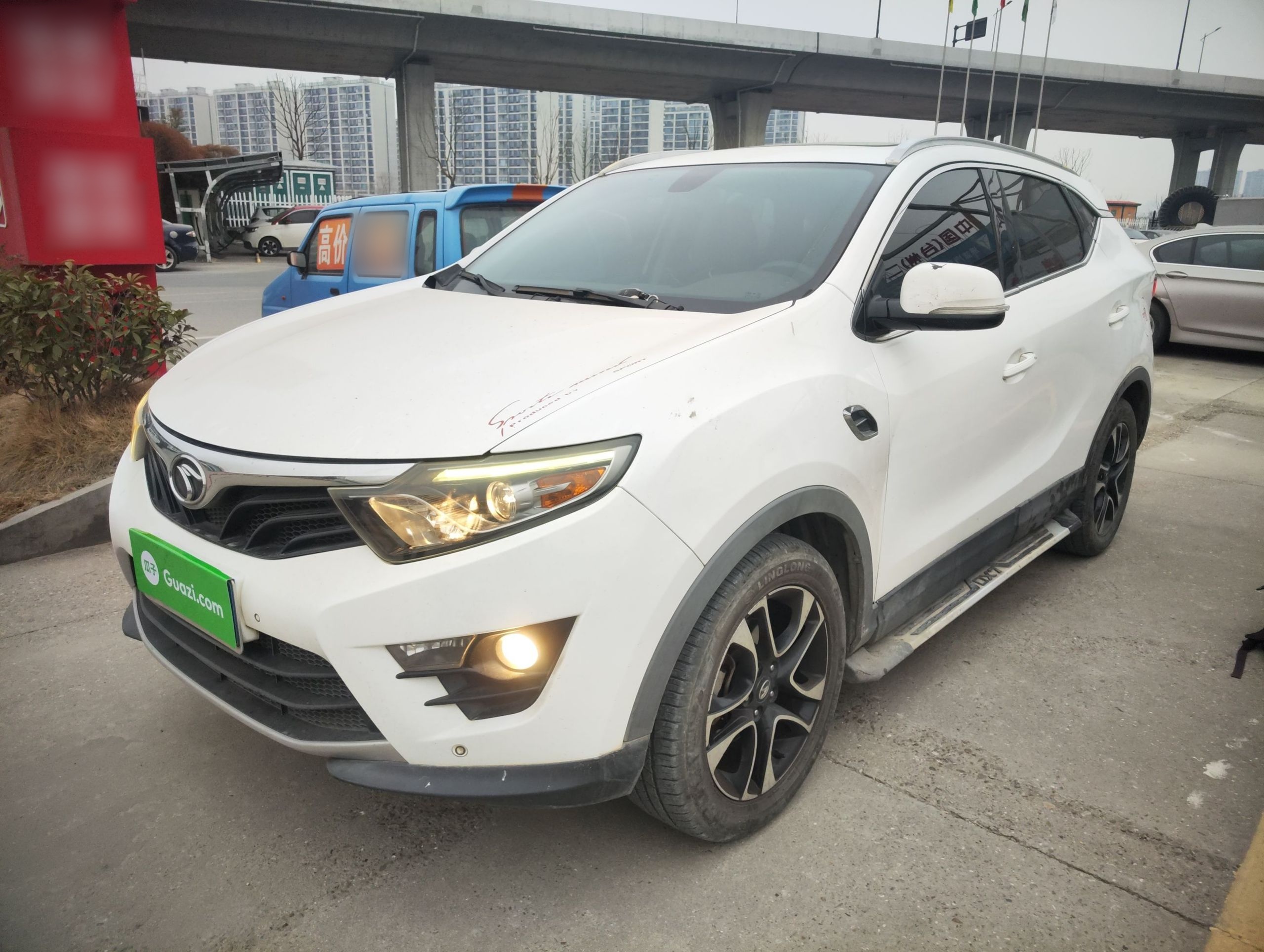 تحت مقدمة السيارة