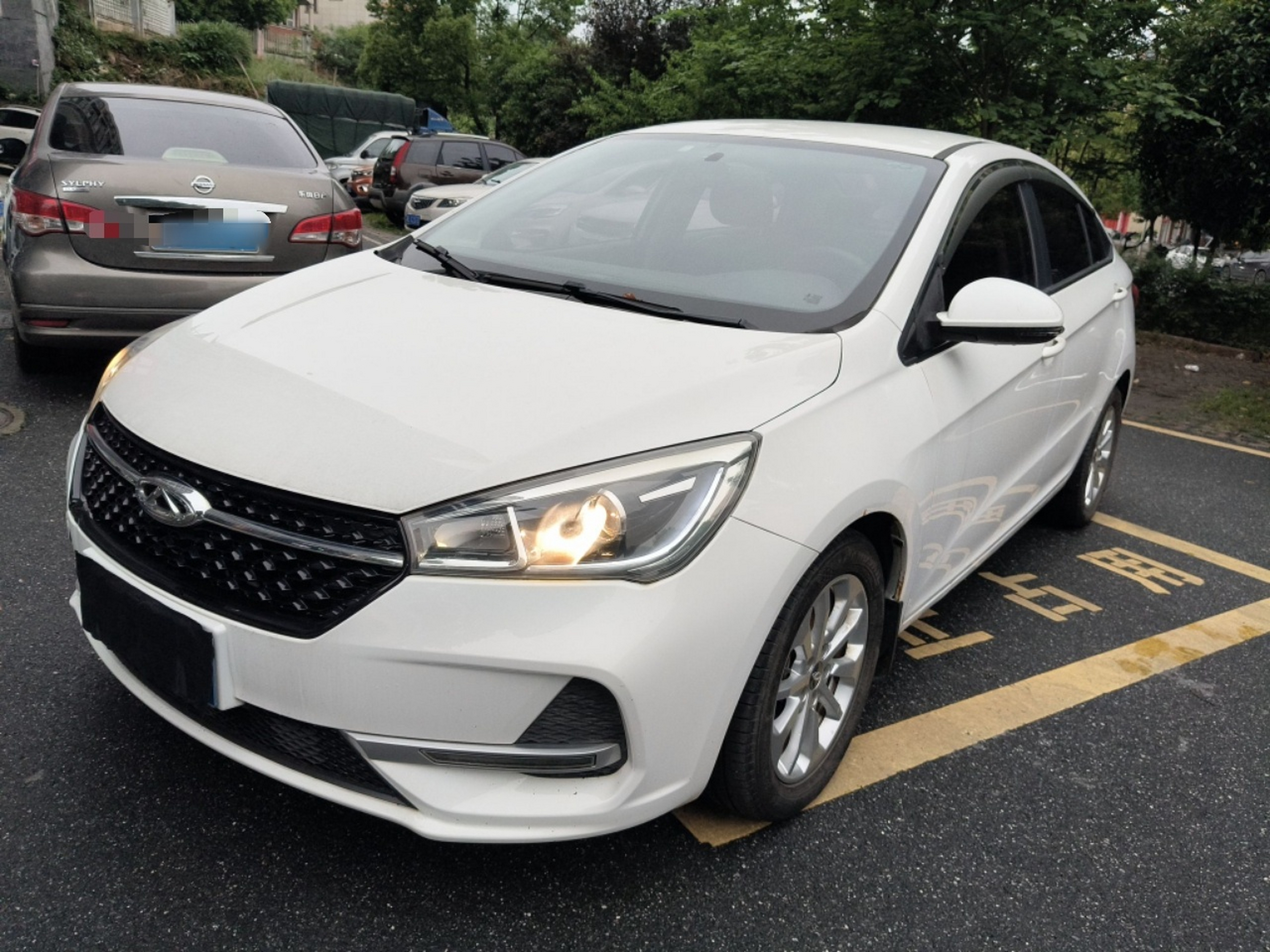 Под передней частью автомобиля