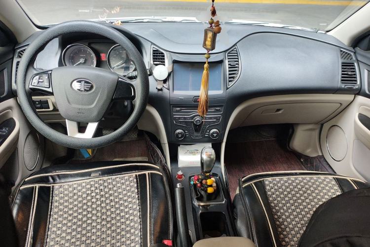 Used Bestune B50 2013 1.6L manual Comfort trim level Center Console