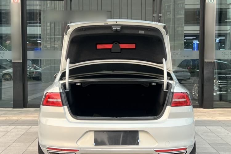 Used Volkswagen Magotan 2017 380TSI DSG Prestige Edition Trunk