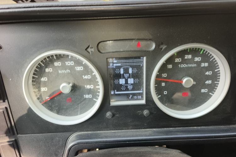 Used Iveco Daily 2021 2.5T A35 M1 Passenger Van 5-9 Seater Short Wheelbase Low Roof Dual Tires Manual Doors
