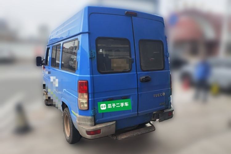 Used Iveco Daily 2020 2.5T A35 Passenger Van with Dual Tires Mid-Roof Design 5-9 Seater Side-Sliding Door China V Emission Standard
