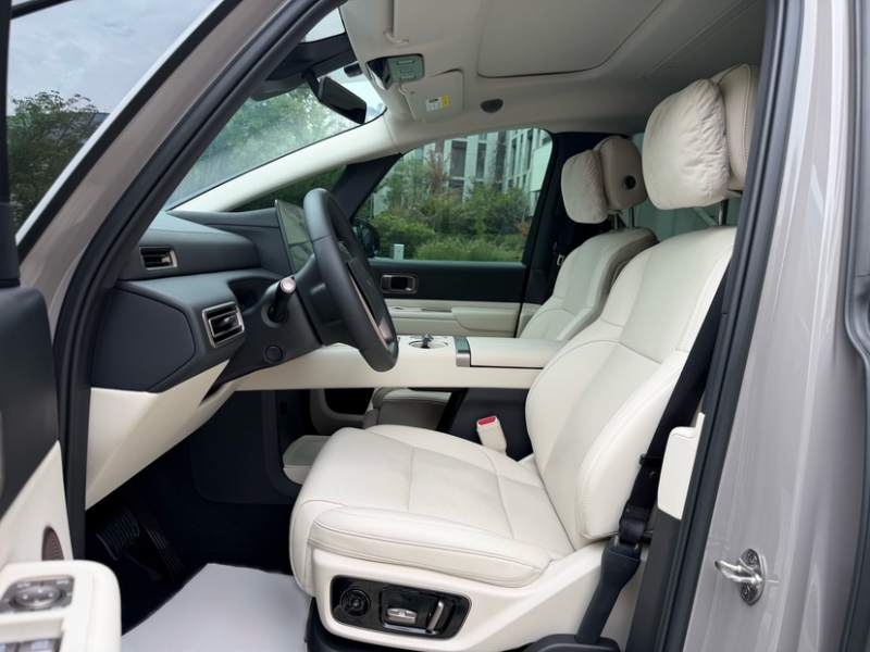 Used Li Auto MEGA 2025 Home Family Special Edition — 44