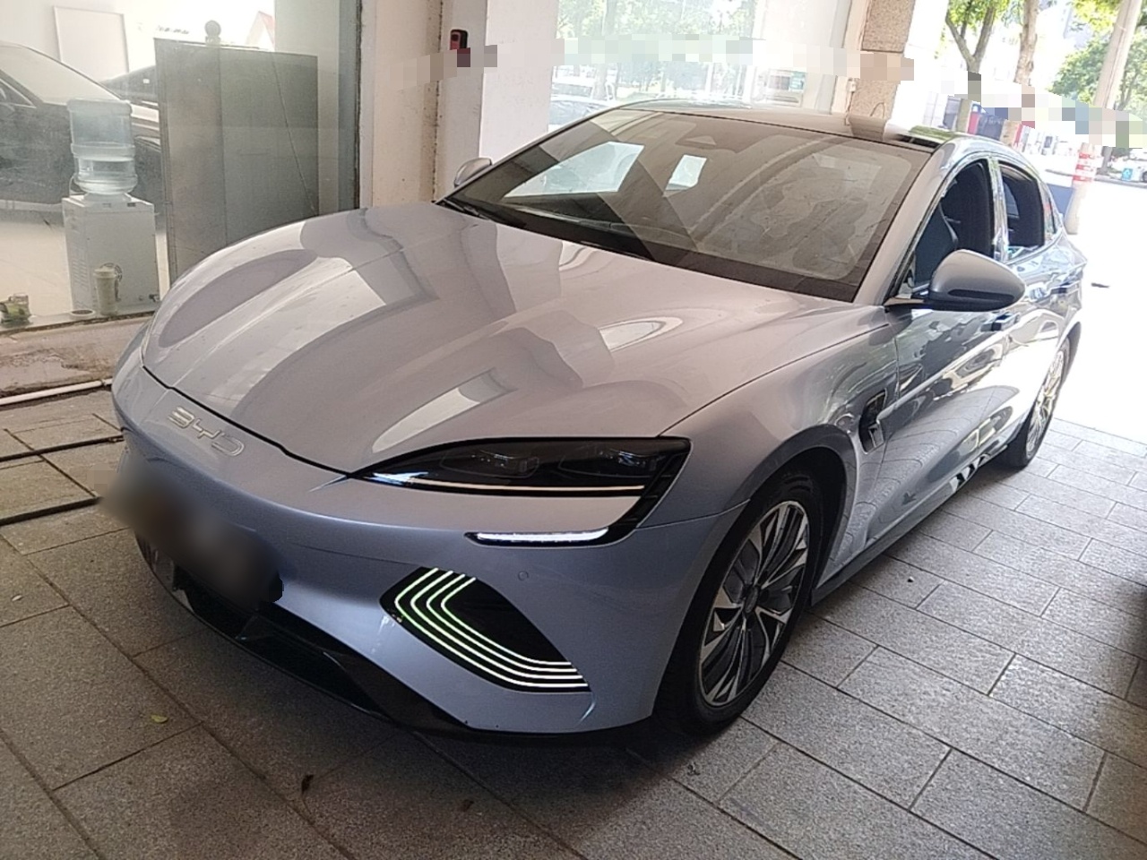 Под передней частью автомобиля
